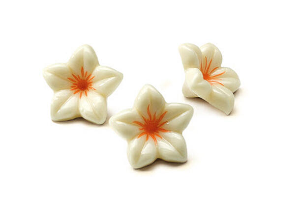 Hvite sjokoladeblomster ø30mm - 76stk 